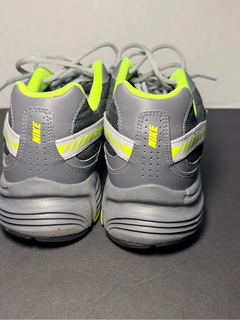 Nike Initiator sneakers Low-top casual shoes 394055-023 Sz 10.5 - Like New